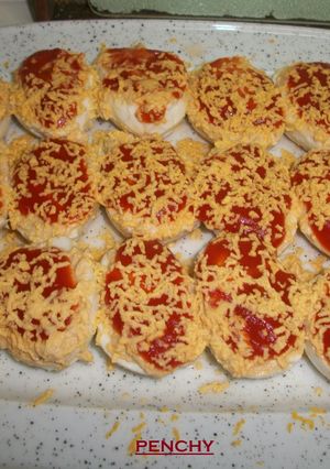 Una foto de Huevos rellenos de gambas con pimientos de Lodosa