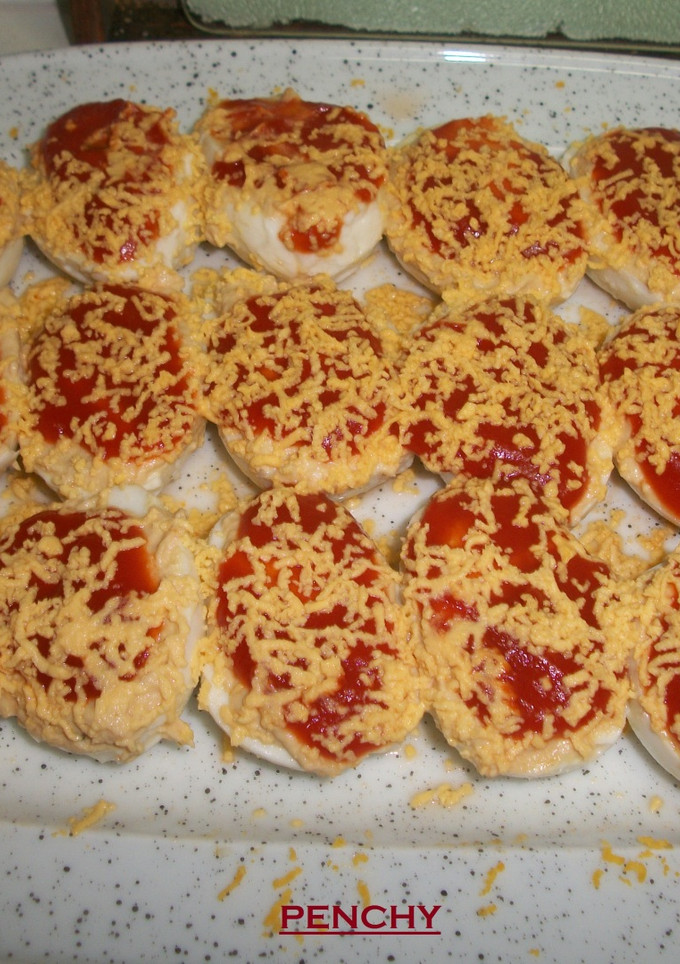 Una foto de Huevos rellenos de gambas con pimientos de Lodosa