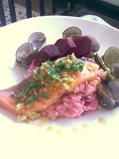 Una foto de Risotto de Demoiselle con salmón y almejas