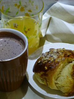 Una foto de Desayuno chocolate con brioche de avellanas