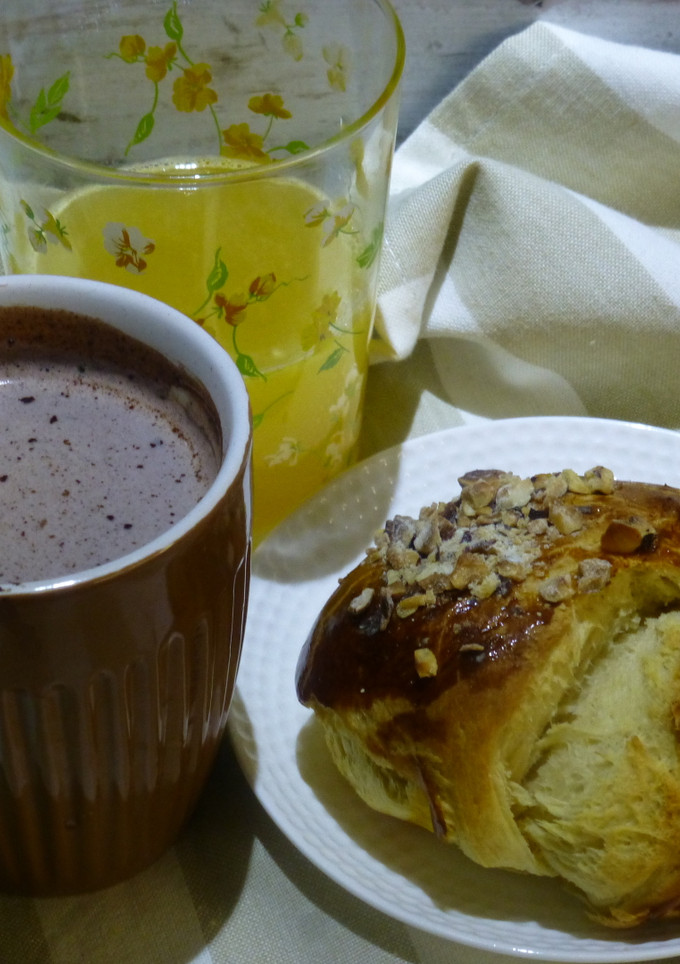 Una foto de Desayuno chocolate con brioche de avellanas