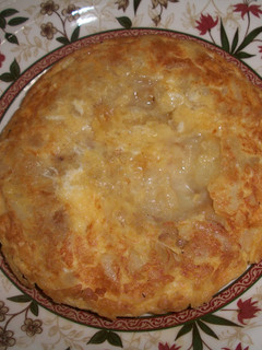 Foto principal de Tortilla de patatas con cebolla morada y queso de cabra