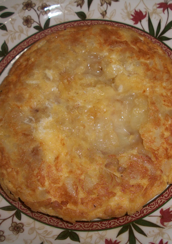 Una foto de Tortilla de patatas con cebolla morada y queso de cabra