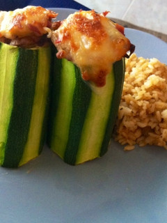 Una foto de Cilindros de calabacín rellenos con pisto y jamón