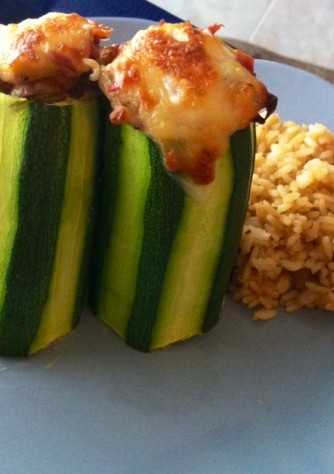 Una foto de Cilindros de calabacín rellenos con pisto y jamón