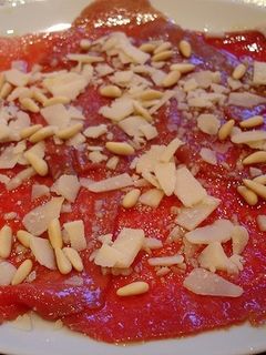 Una foto de Carpaccio de ternera con queso parmesano