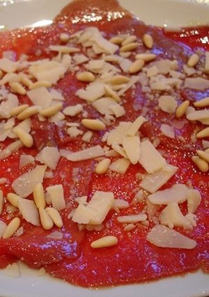 Una foto de Carpaccio de ternera con queso parmesano