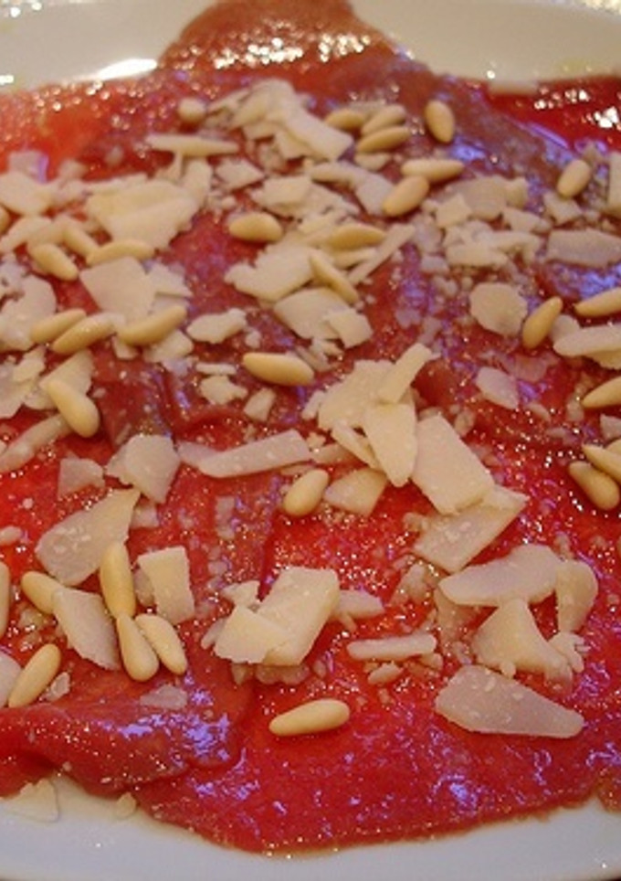 Una foto de Carpaccio de ternera con queso parmesano