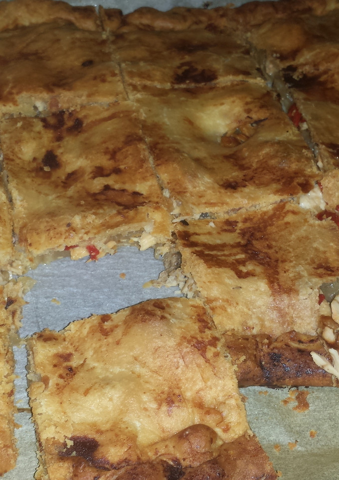 Una foto de Empanada gallega de bonito, cebolla y pimientos