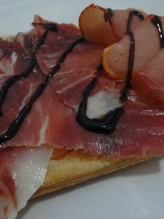 Una foto de Coca de tomate y embutidos