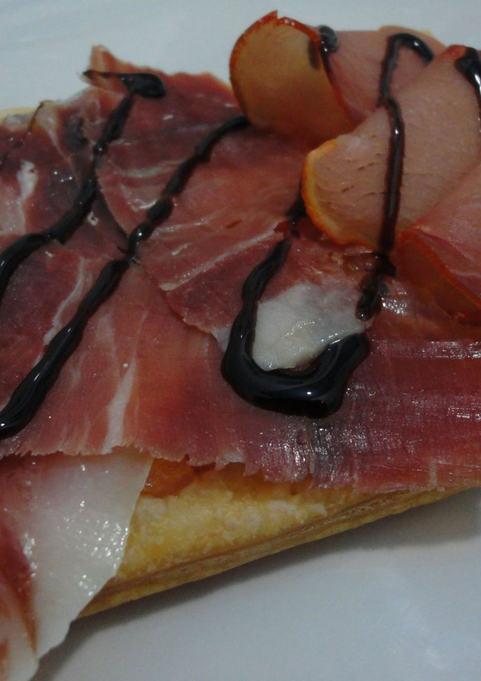 Una foto de Coca de tomate y embutidos