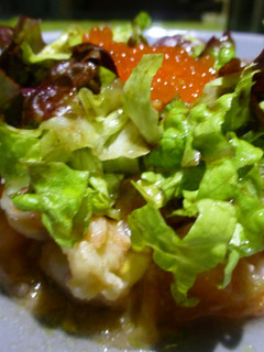 Una foto de Ensalada de roble con tomate y gambas