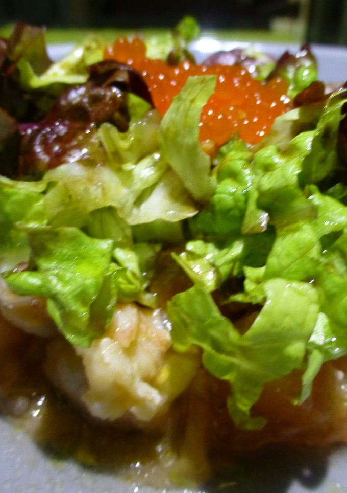 Una foto de Ensalada de roble con tomate y gambas
