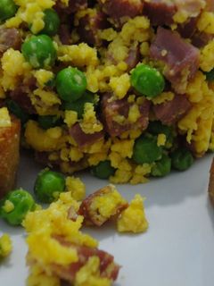 Una foto de Huevos revueltos con guisantes y jamón