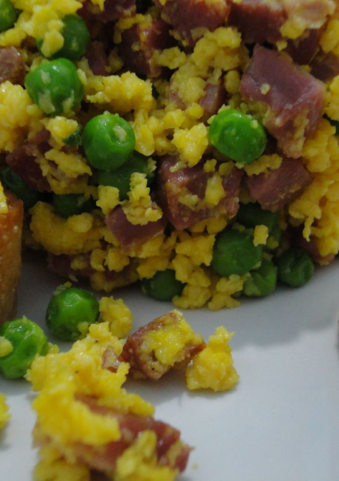 Una foto de Huevos revueltos con guisantes y jamón