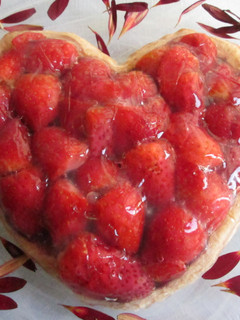 Una foto de Tarta corazón de hojaldre con fresas