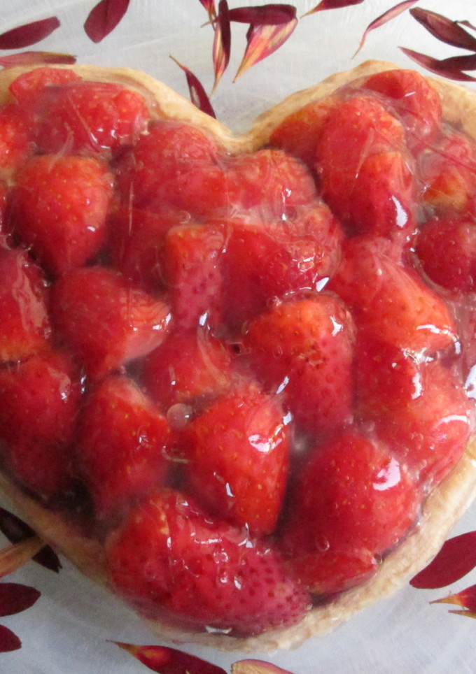 Una foto de Tarta corazón de hojaldre con fresas