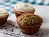 Cupcakes integrales de zanahoria, nueces y canela