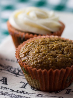 Una foto de Cupcakes integrales de zanahoria, nueces y canela