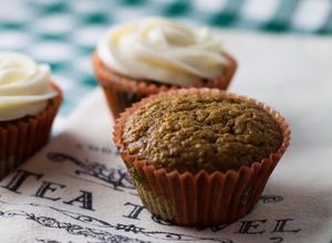 Una foto de Cupcakes integrales de zanahoria, nueces y canela