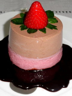 Una foto de Pastelitos de chocolate y fresas
