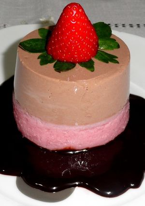 Una foto de Pastelitos de chocolate y fresas