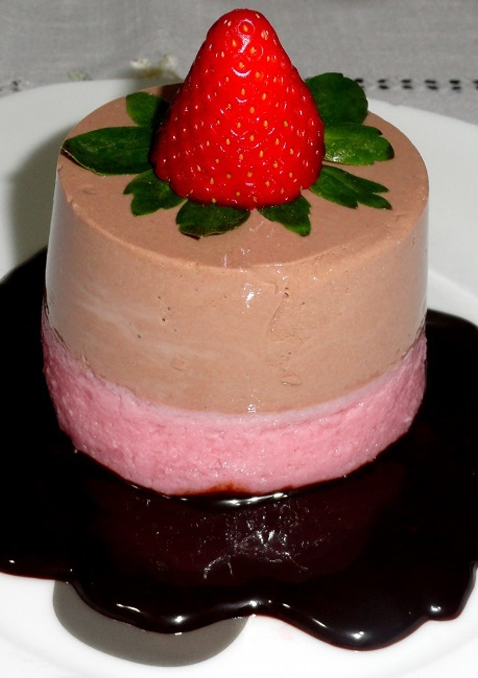 Una foto de Pastelitos de chocolate y fresas