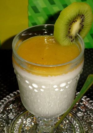 Una foto de Panna cotta de coco y kiwi