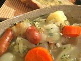Sopa de salchichas y col