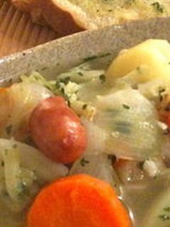 Una foto de Sopa de salchichas y col