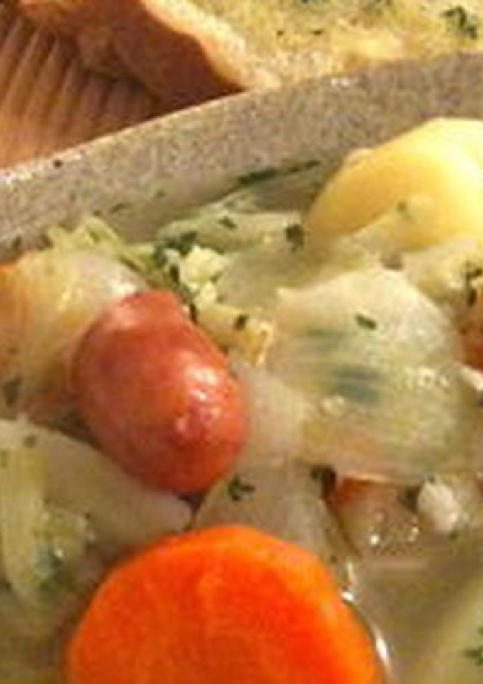 Una foto de Sopa de salchichas y col