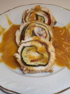 Una foto de Pechuga de pollo rellena con salsa de vino
