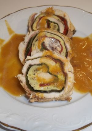Una foto de Pechuga de pollo rellena con salsa de vino