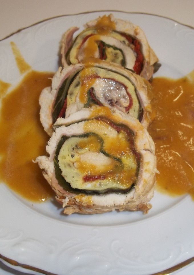Una foto de Pechuga de pollo rellena con salsa de vino