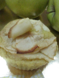 Una foto de Muffin con pétalos de manzana