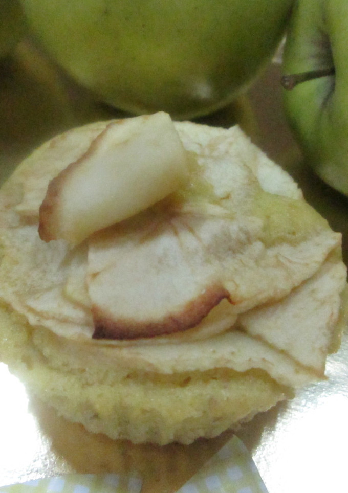 Una foto de Muffin con pétalos de manzana