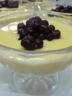 Una foto de Natillas con magdalenas y frutas rojas