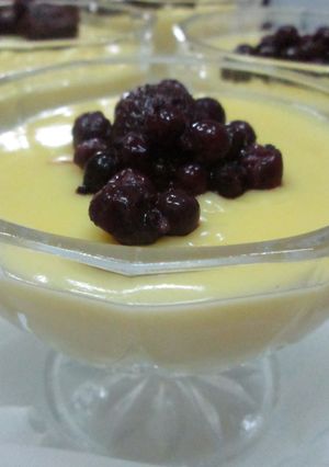 Una foto de Natillas con magdalenas y frutas rojas