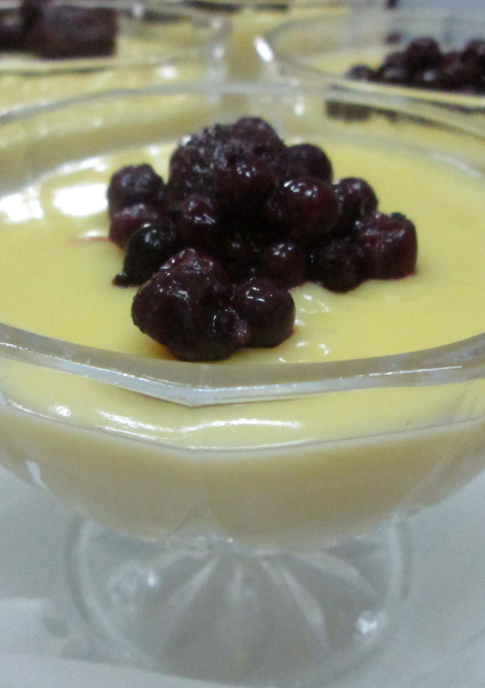 Una foto de Natillas con magdalenas y frutas rojas