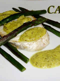Una foto de Merluza con espárragos y salsa verde