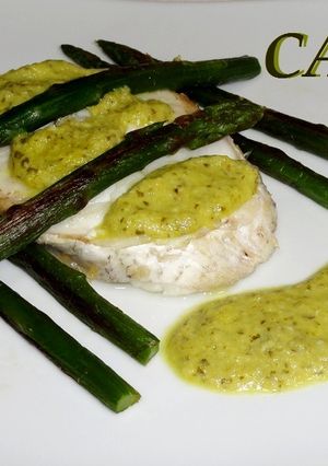 Una foto de Merluza con espárragos y salsa verde