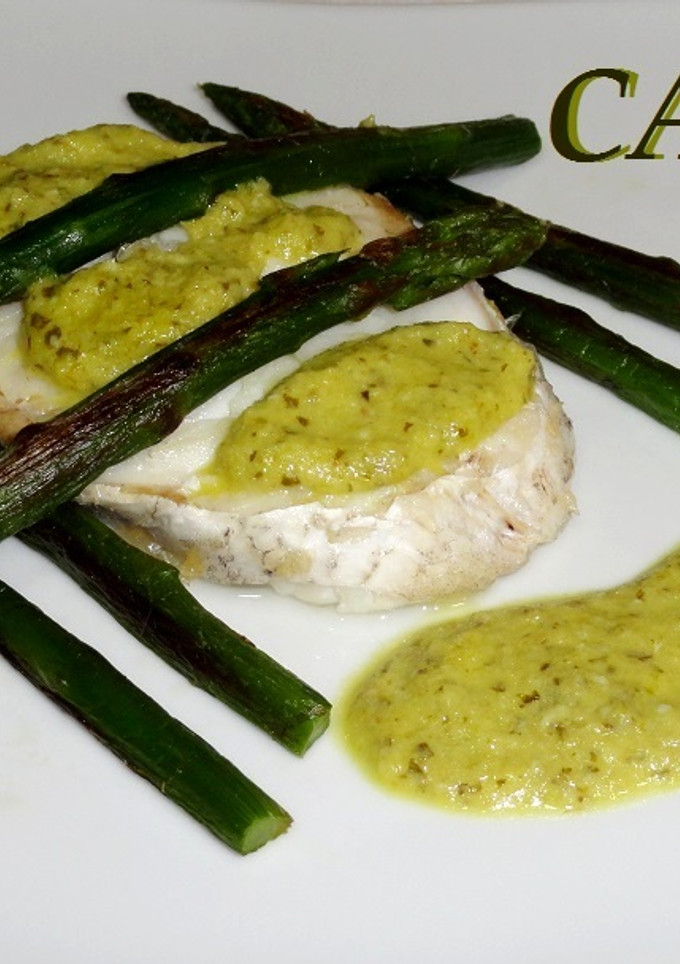 Una foto de Merluza con espárragos y salsa verde
