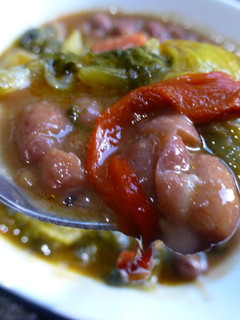 Una foto de Caparrón con acelga y pimientos picantes