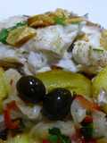 Besugo al horno con patatas cocidas y aceitunas