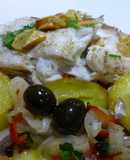 Besugo al horno con patatas cocidas y aceitunas