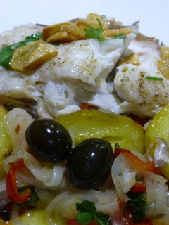 Una foto de Besugo al horno con patatas cocidas y aceitunas
