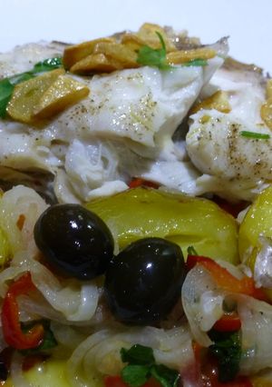 Una foto de Besugo al horno con patatas cocidas y aceitunas