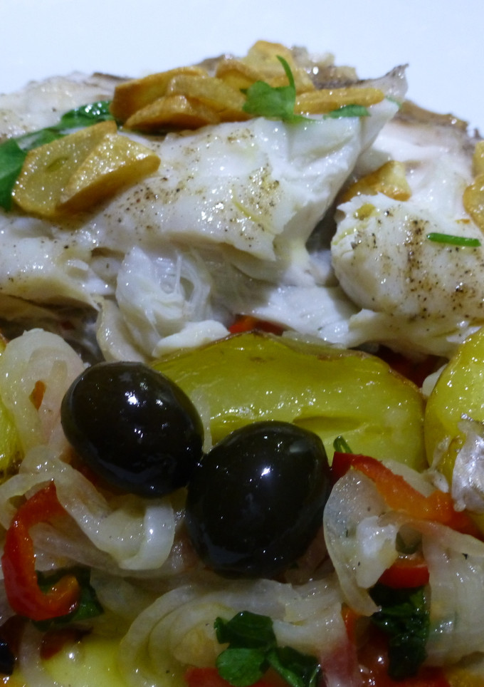 Una foto de Besugo al horno con patatas cocidas y aceitunas