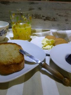 Una foto de Desayuno con rebanadas de pan casero, mantequilla y mermelada