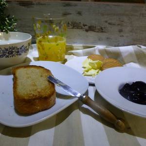 Desayuno con rebanadas de pan casero, mantequilla y mermelada